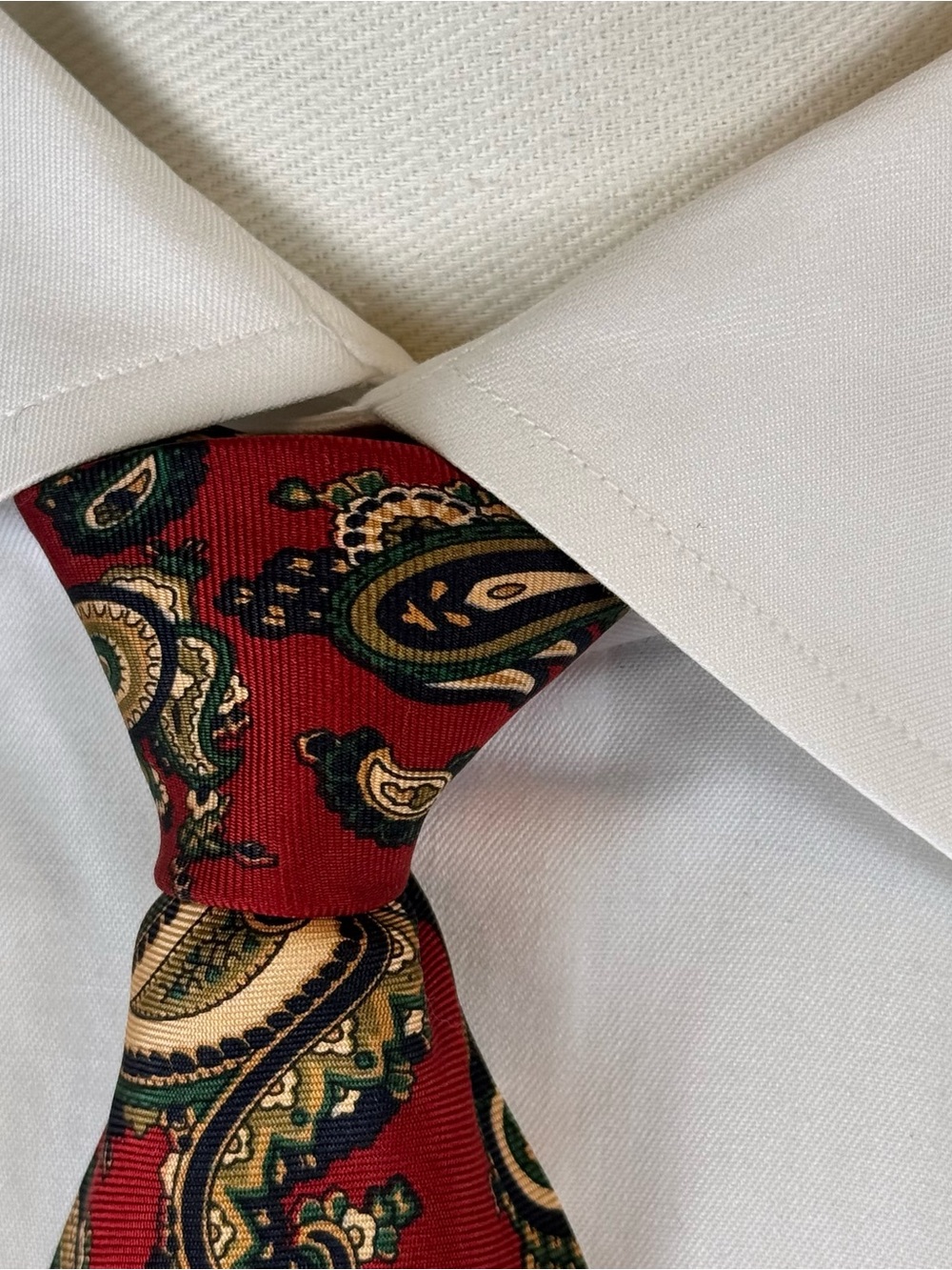 Brooks Brothers Men’s Necktie Red Paisley Silk Tie with Green and Navy Accents